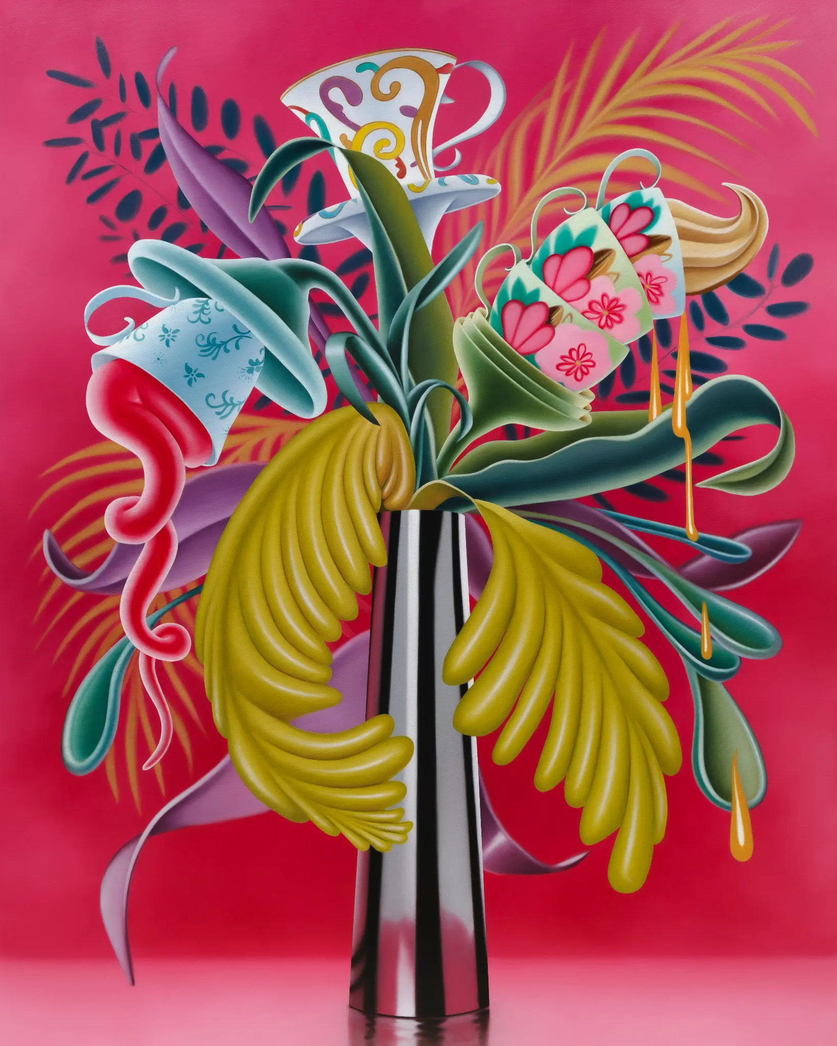 Surreales farbiges Blumenarrangement vor pinkem Hintergrund