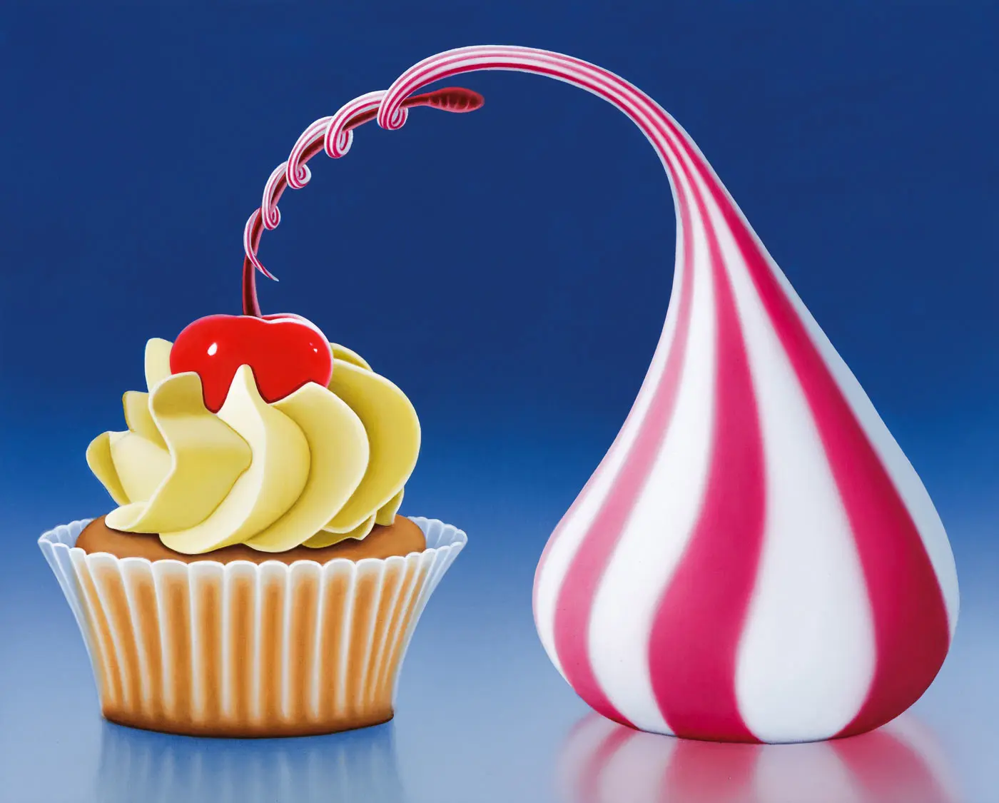 Cupcake und gestreifte Cremeform vor blauem Hintergrund
